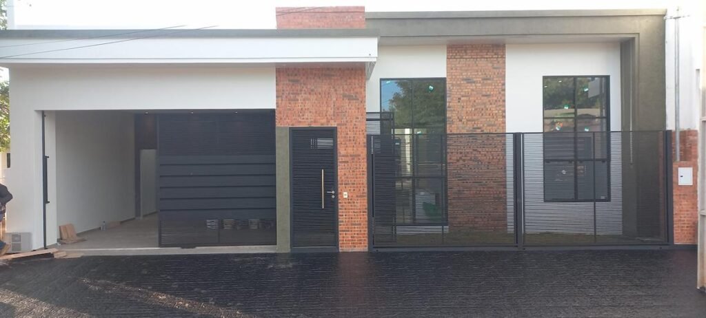 Frente construcción de casa en Caaguazú terminada