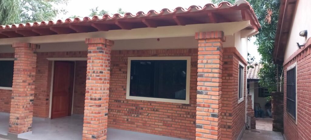 Construcción terminada frente de casa en Caaguazú