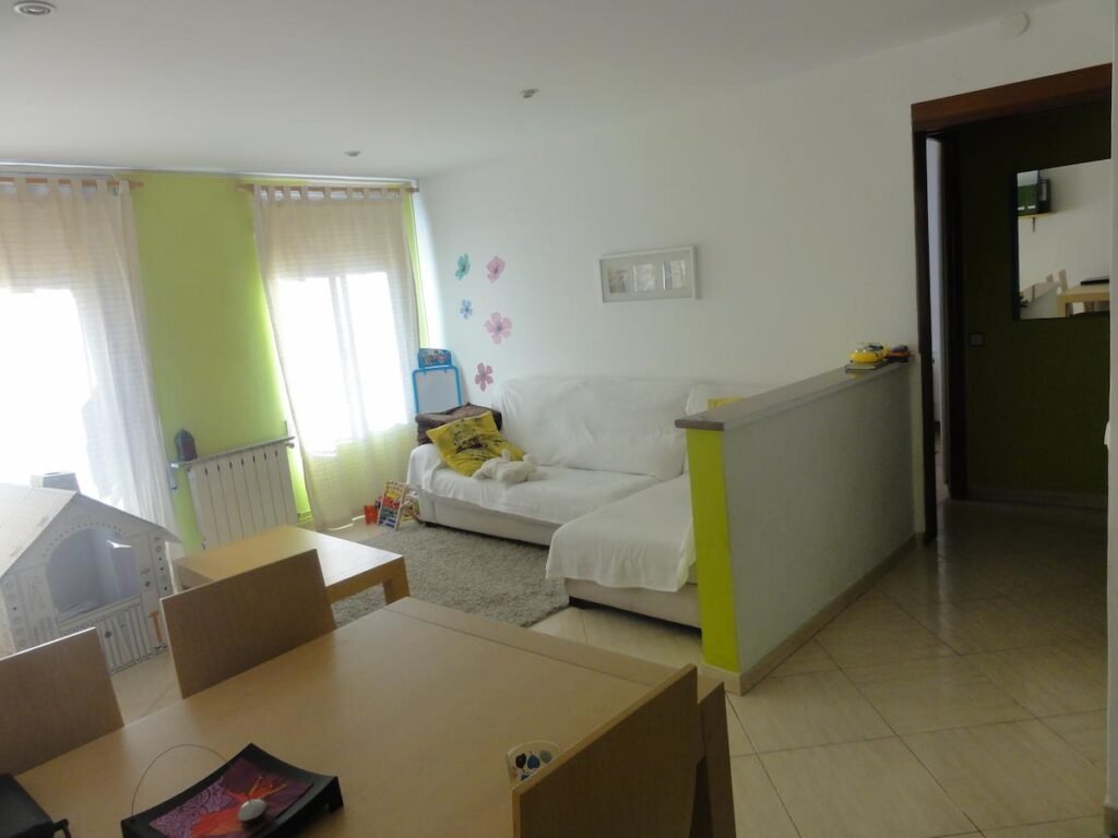 Reforma colocación suelo salón Asunción