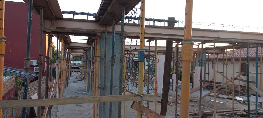 Estructura de construcción de casa en Caaguazú, columnas y encofrado