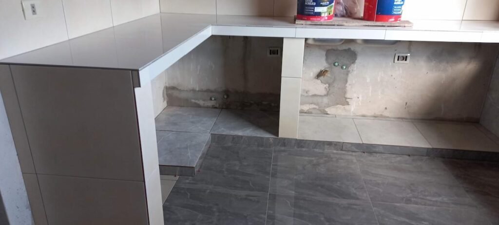 Construcción casa en Caaguazú - mesada de cocina