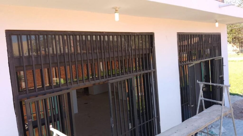 Construccion frente local comercial en Caaguazu Fachada construcción de local comercial en Caaguazú